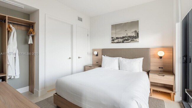 Building Photo - 601 NE 1st Ave