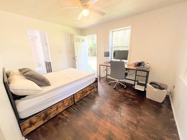 Building Photo - 1824 NW 5th Ave