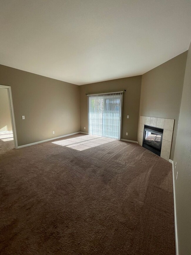 Building Photo - Charming Main Floor Condo in Water Valley