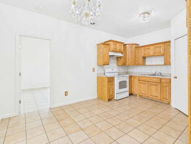 Building Photo - Nice 3 bedroom Duplex Rental
