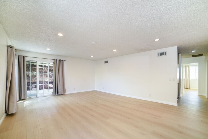 Building Photo - 1728 W Phillips Dr
