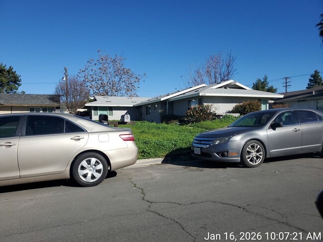 Building Photo - 2 Bedroom/ 2 bathroom condo (Front Unit)