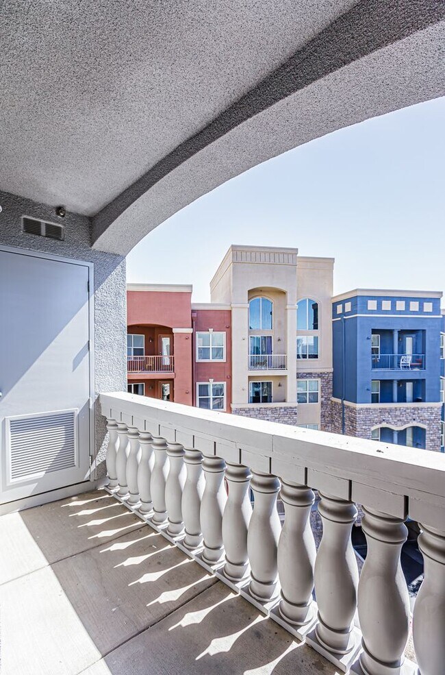 Building Photo - Top Floor 2 Bedroom Condo Located in Manha...