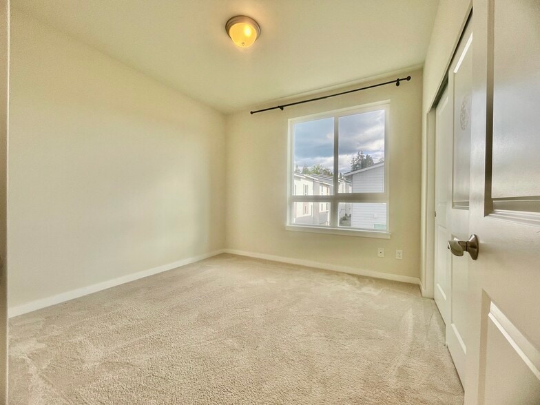 3rd floor bedroom 1 - 14647 36th Ct NE