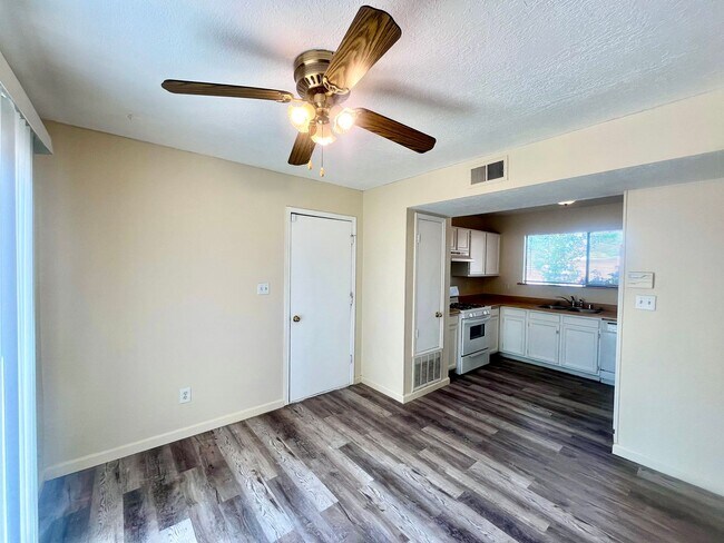 Building Photo - Move in Special! Bedroom 1.5 Bathroom 1 Car Garage