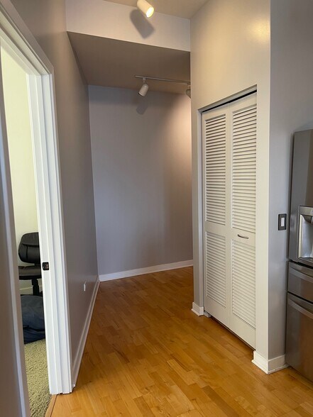 Front Hallway - 720 N Larrabee St Unit 1707