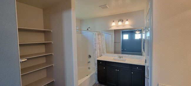 Building Photo - 4 bedroom plus roof top deck 1 bedroom dow...