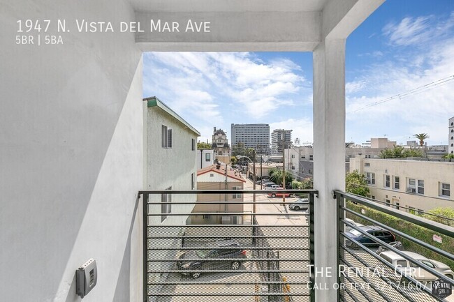 Building Photo - Hot-to-Go 5BR Townhome in Hollywood Dell w...