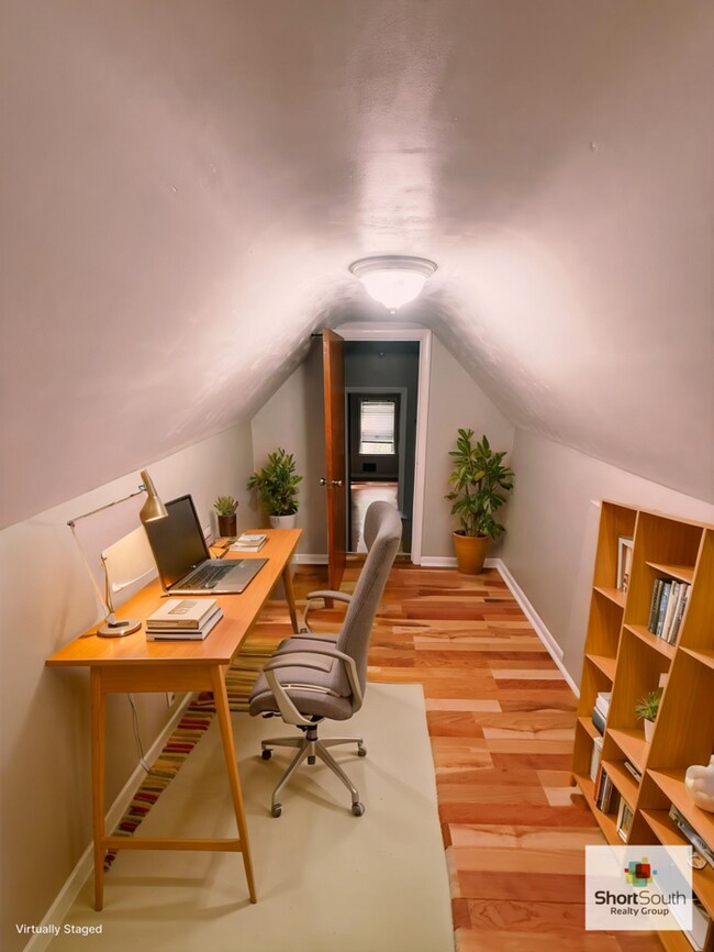 Building Photo - Updated 1 bed 1 bath upper unit townhome with basement and Laundry