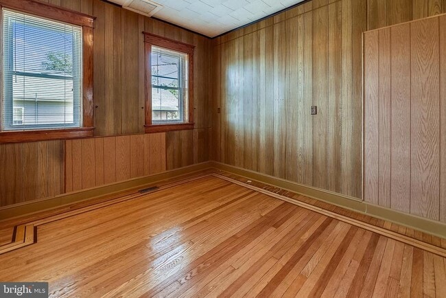 Building Photo - 1321 Maple Ave