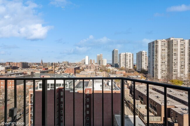 Building Photo - 1309 N Wells St