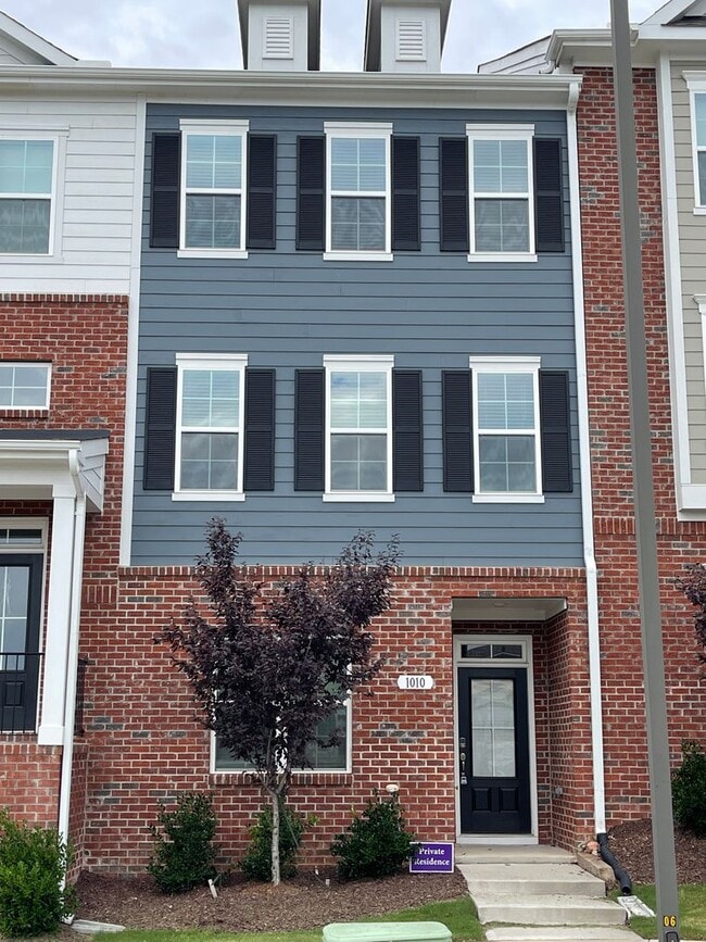 Building Photo - MUST SEE !! 3bd 3.5ba