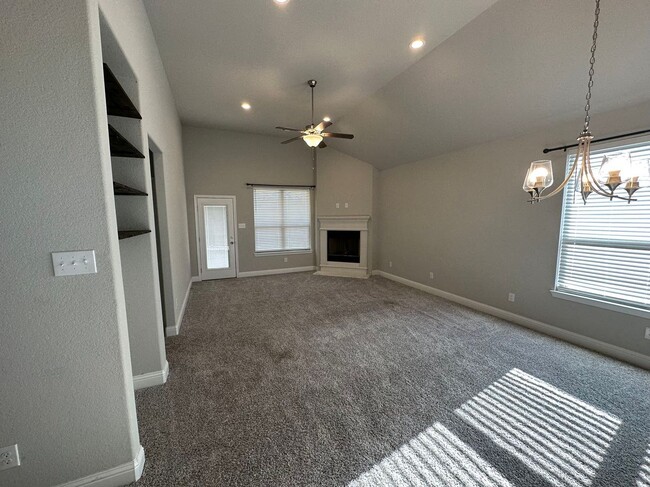 Building Photo - Great floor plan with entertaining spaced,...