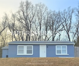 Building Photo - 2 Bedrooms / 1 Bathroom House