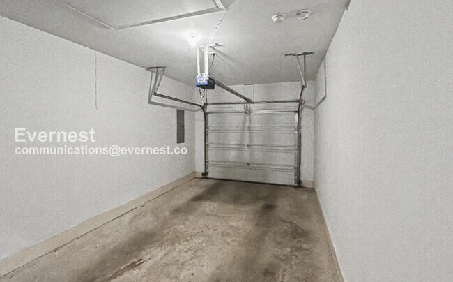 Building Photo - 3 Bed/2 Bath Home with Garage / Pet-Friendly / Available Now!