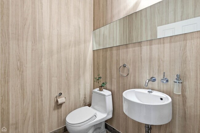 Building Photo - 952 N Racine Ave