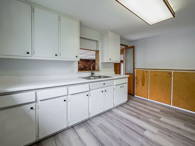 Building Photo - Welcome to this beautiful 2 bedroom, 1 bat...