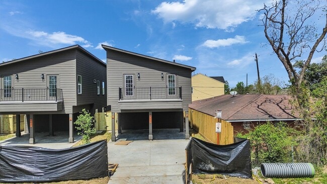 Building Photo - Brand New 3 Bed / 2.5 Bath Duplex Move-In Ready!