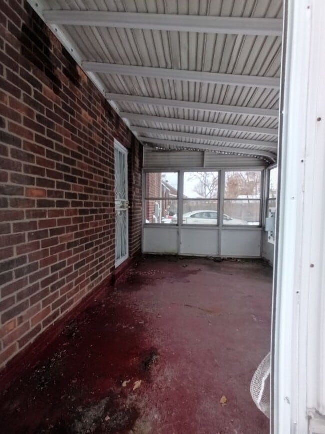 Building Photo - 3 bedroom/1.5 bath now available! $1300/mo!