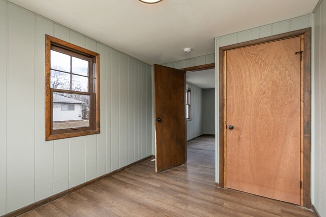 Building Photo - 2 Bedroom 1 Bathroom Home Located within w...