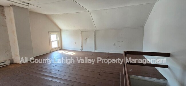 Building Photo - 708 Linden St