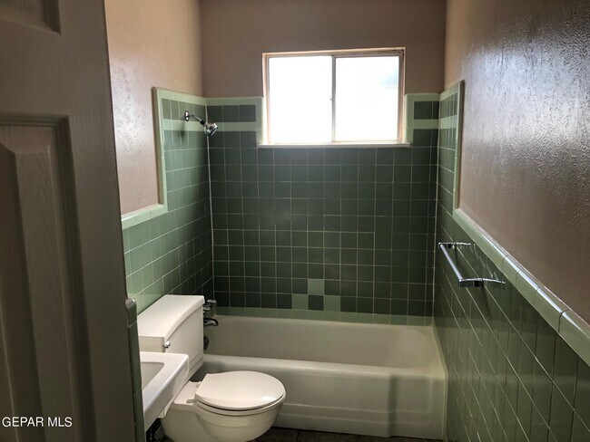 Building Photo - 10073 Kirwood St