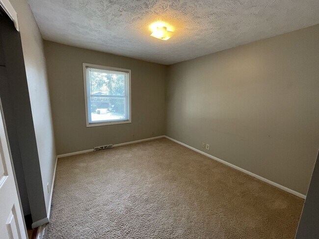 Building Photo - 15112 Lincoln Cir
