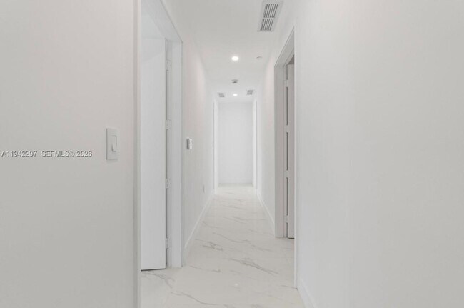 Building Photo - 700 NE 24th St