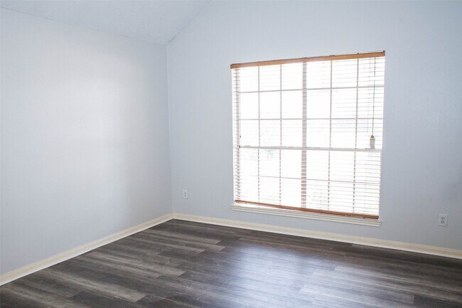 Building Photo - 6223 Newbury Dr