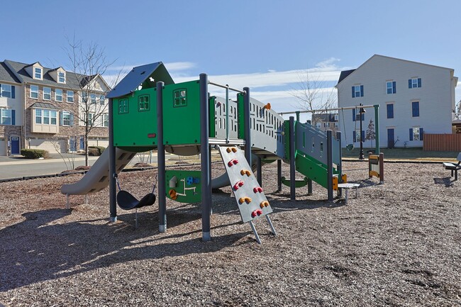 Building Photo - Move-in ready Townhome in Wenworth Green C...