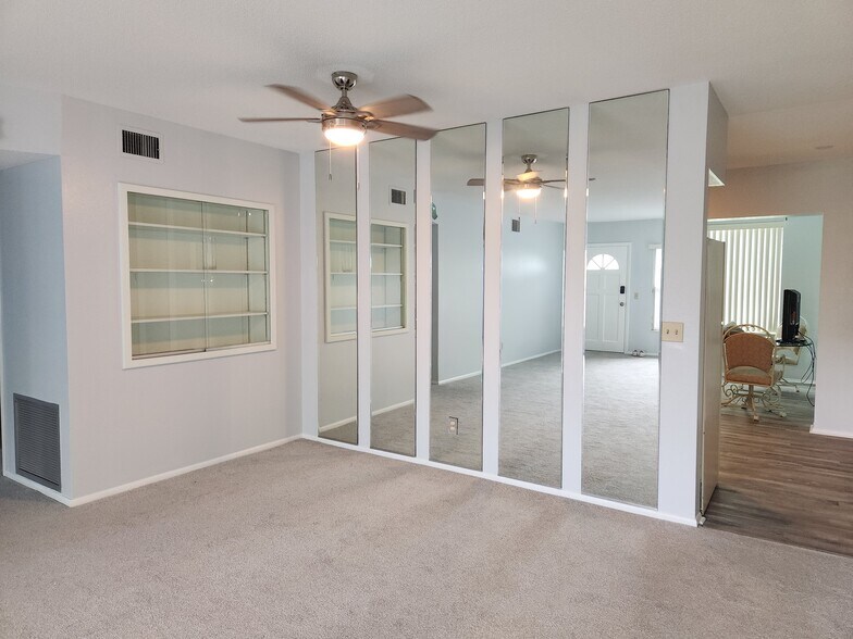 Dining room - 2380 World Parkway Blvd