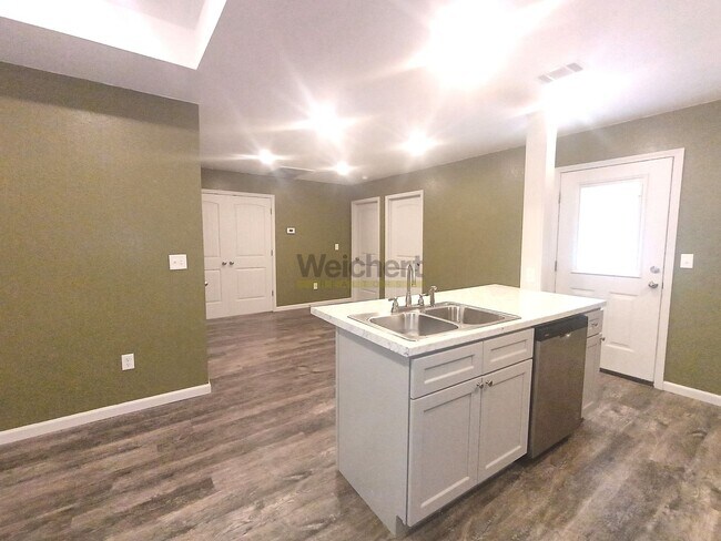 Building Photo - Modern 4Bed/2Bath house with fenced backyard and garage