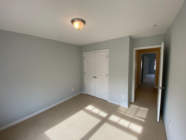 Building Photo - Move-in Ready 3 bed, 2.5 bath home located...