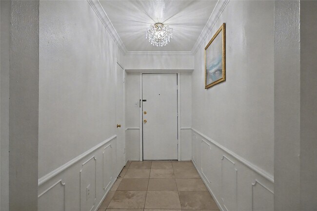 Building Photo - 357 N Post Oak Ln