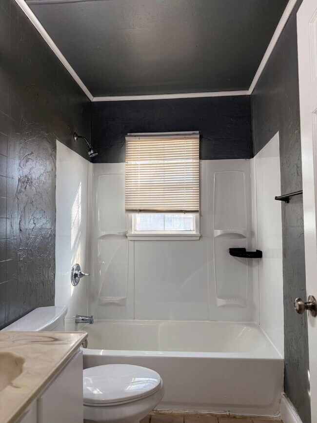 Building Photo - Steps from Beautiful  Park, Bonus Room & Central Lubbock Living!