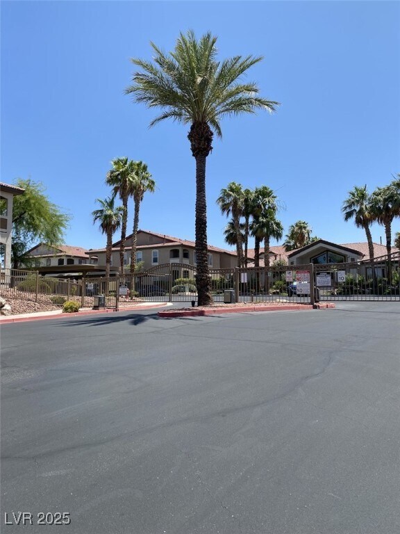 Building Photo - 2305 W Horizon Ridge Pkwy