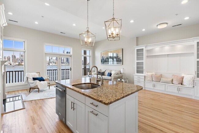 Building Photo - 16 Regency Pl