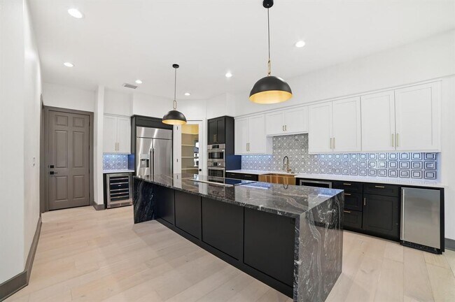 Building Photo - 2700 Marina Shores Dr