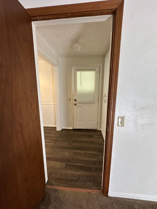 Building Photo - 4 Bed, 2 Bath house w/1 car garage