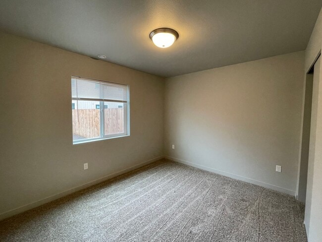 Building Photo - MOVE IN READY!