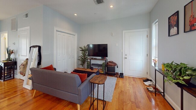 Building Photo - 309R Sumner St