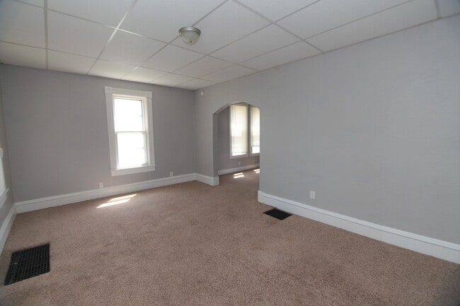 Building Photo - 2 bed 1 bath Moline house!