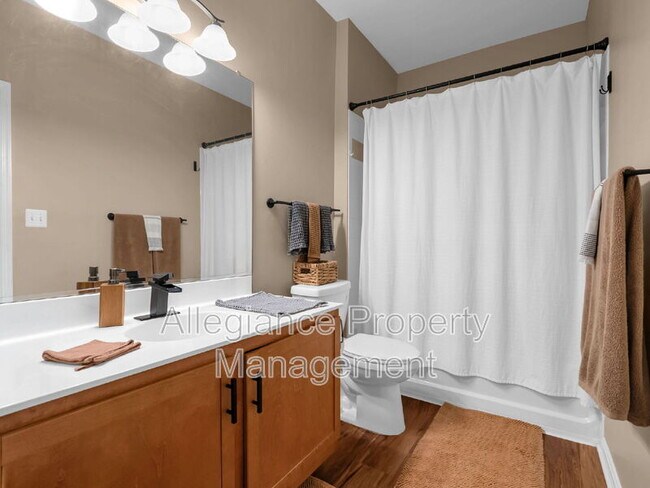 Building Photo - 4852 Eisenhower Ave