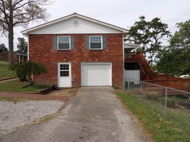 Building Photo - 102 Cedar Dr