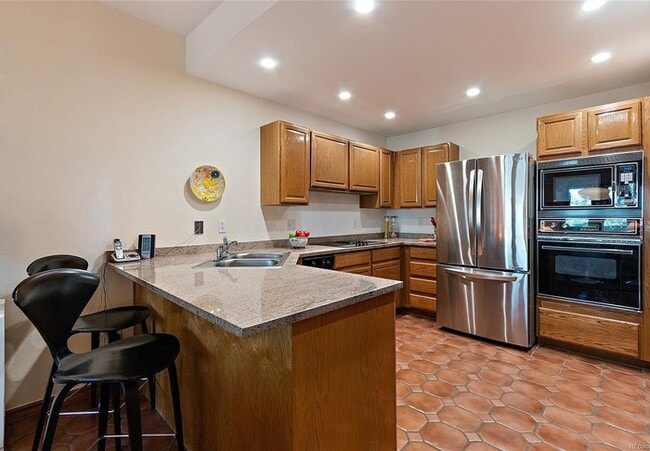 Building Photo - Executive 2BR/3BA Condo with Mountain View...