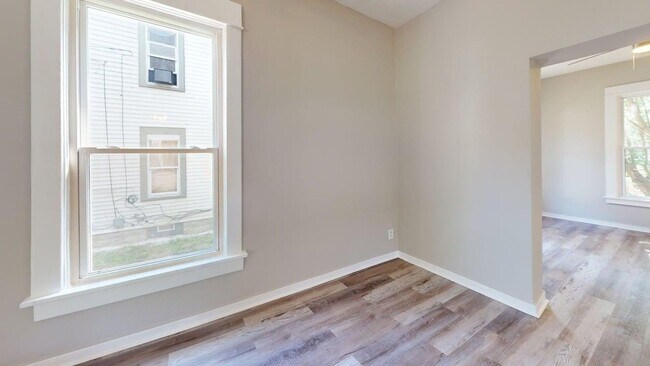 Building Photo - 982 Collinwood Ave