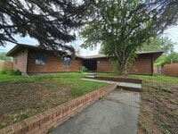 Building Photo - Large 5 Bed, 3 Bath House