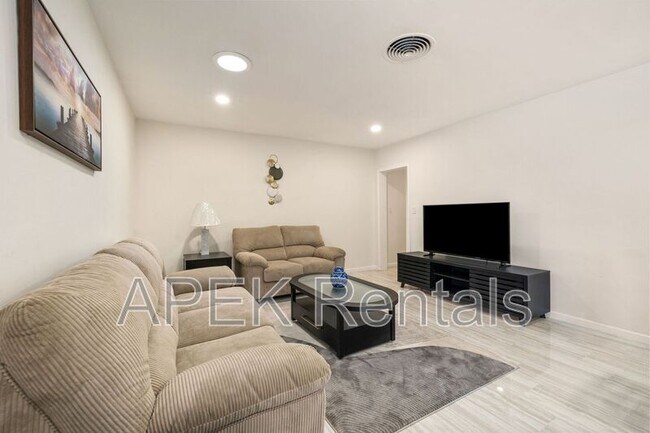 Building Photo - 1425 Vía Soledad