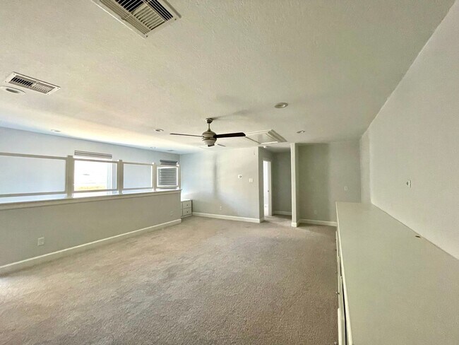 Building Photo - 1211 Marconi St