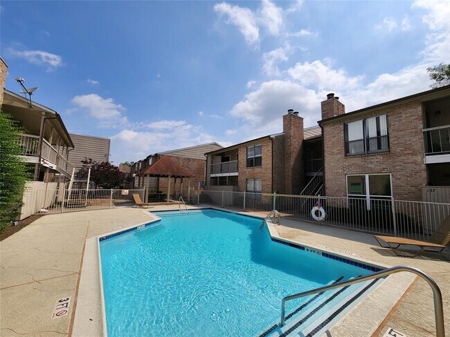 Building Photo - 2110 Wilcrest Dr